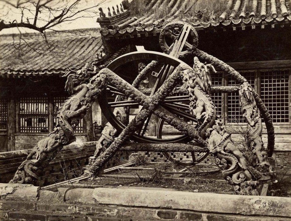 浑天仪。查尔德在中国期间，担任“帝国海上海关署”工程师。他很快注意到中国的发明创造和精湛工艺。查尔德这样描述浑天仪：这是中国最优秀的青铜仪器之一，制造于13世纪，是古代中国精湛技艺的有力证明。