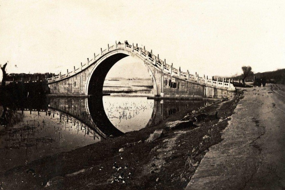 颐和园内的玉带桥。这种优雅的拱桥是传统的中国式设计，拱度足以供御用的龙舟从下面通过。
