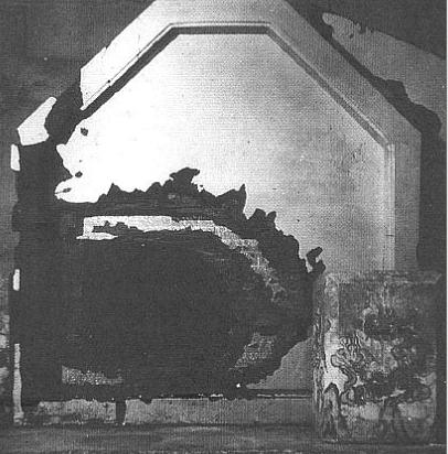 光绪皇帝的椁和棺是被盗墓者用锤斧凿开的，死者头向北，盗洞是在死者脚部的棺椁档板上，棺椁上的洞东西长1.10米，高85公分。