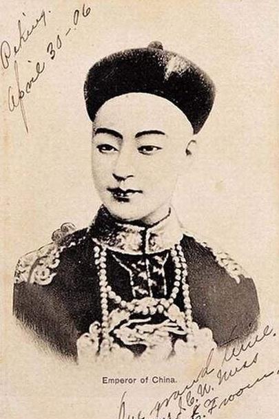 光绪皇帝。1871年8月14日（同治十年）出生于北京宣武门太平湖畔醇王府，其父奕譞是道光帝的第七子，其母是慈禧的亲妹妹，这种特殊的家庭背景，使他在同治皇帝驾崩后被慈禧太后指定为皇帝。