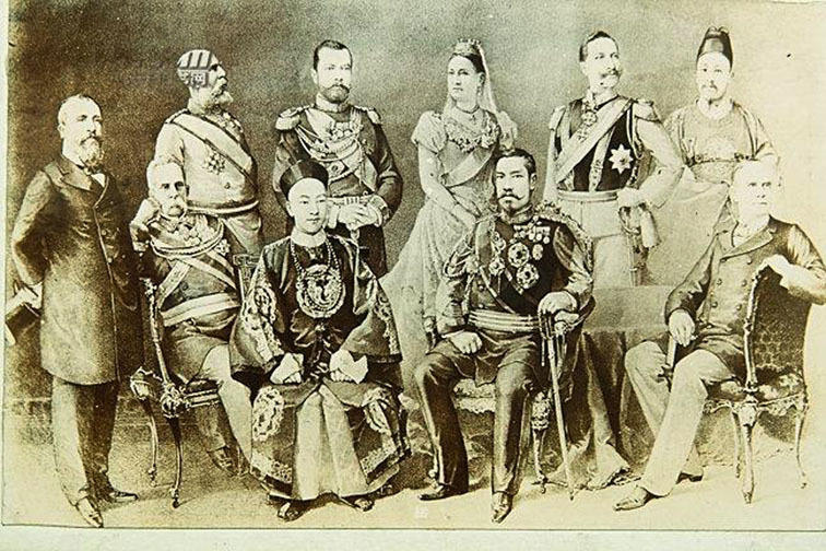 20世纪末各国君主的画像，前排坐着的左边第二个为光绪。