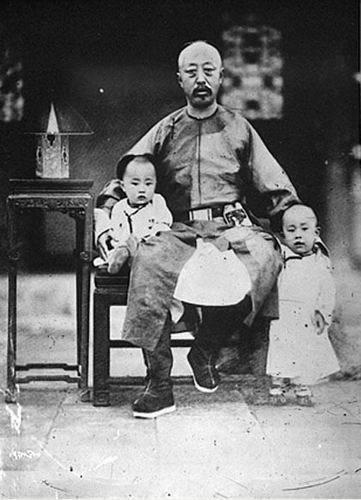 童年时的载湉（光绪帝站立者）、载沣（椅子上坐者）与生父醇亲王奕譞的合影。1898年，光绪帝实行“戊戌变法”，但却受到以慈禧太后为首的保守派的反对。