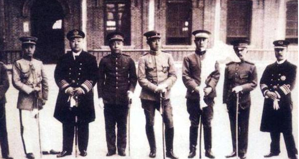 载涛1911年初参加校阅陆军合影。