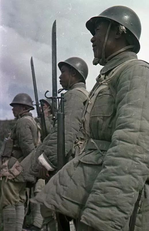 头戴日本90式钢盔，手持三八大盖的解放军战士，可能是那个时代最标准和普遍的士兵形象。