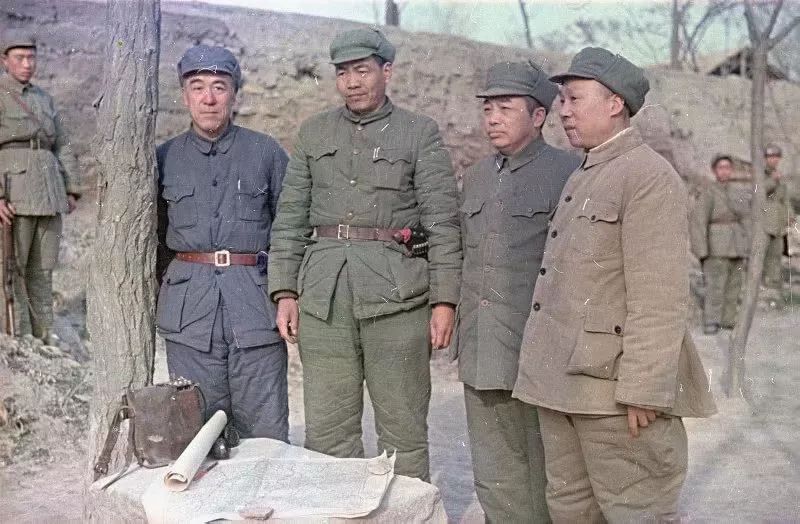 1949年，正在指挥作战的西北解放军司令部成员，右二就是彭德怀。