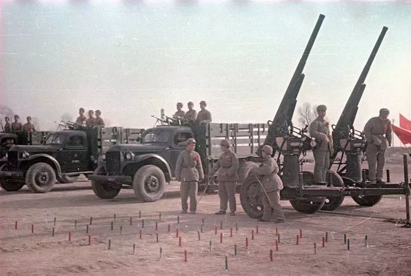 这是当时解放军凤毛麟角的高射炮部队，装备着日本制造的75mm高射炮，而拖着它们的却是美国卡车。