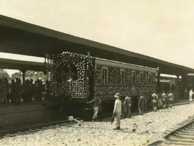 装载袁世凯棺椁的车厢用纸花装扮，由工人推着与后面的车厢挂接。火车经平汉线运往安阳。
