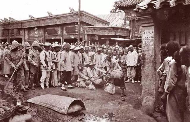 晚清时期，北京的刽子手在菜市口对犯人行刑，有很多围观的老百姓，场面看起来很吓人。