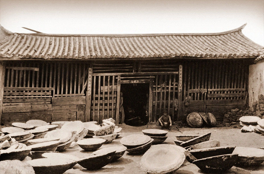 1922年云南，在一中国建筑外面有碗形状分散摆放的物体