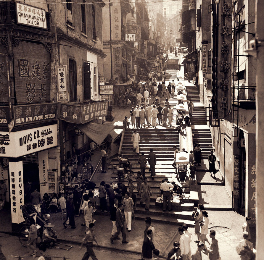 1946年香港岛中环区阶梯街行人及街头小贩